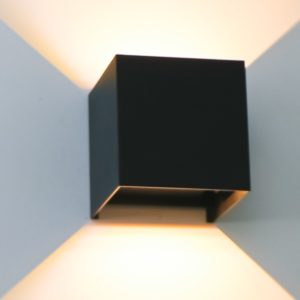 LED-Cube-Buiten-Wandlamp-zwart-geintegreerde-lamp-IP44-Sfeerfoto-brede-stralingshoek-aan-close up
