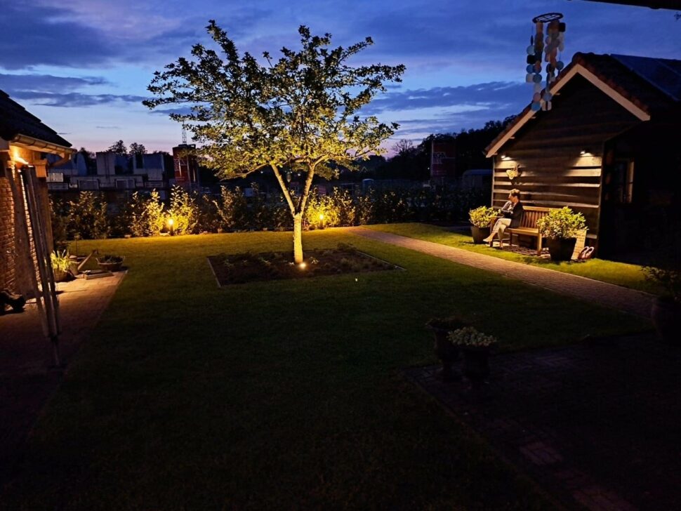 Tuinpaal grondspots en wandlamp sfeerfoto in tuin - warm wit licht